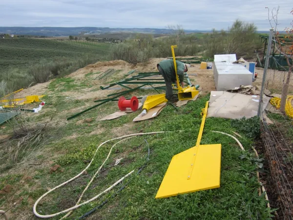 PE Windwasserpumpe Kran-Montage: Vormontage der Windwasserpumpe am Boden