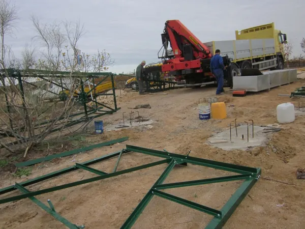 PE Windwasserpumpe Kran-Montage: Der Kran kommt, die Montage beginnt