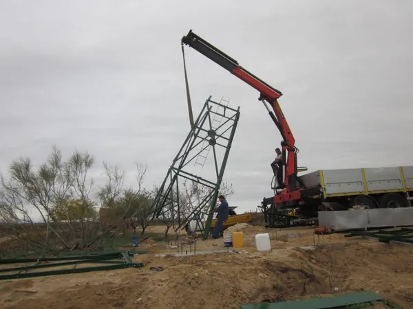 PE Windwasserpumpe Kran-Montage: Der Gittermast wird aufgerichtet