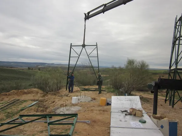 PE Windwasserpumpe Kran-Montage: Das erste Gittermastelement wird aufgestellt