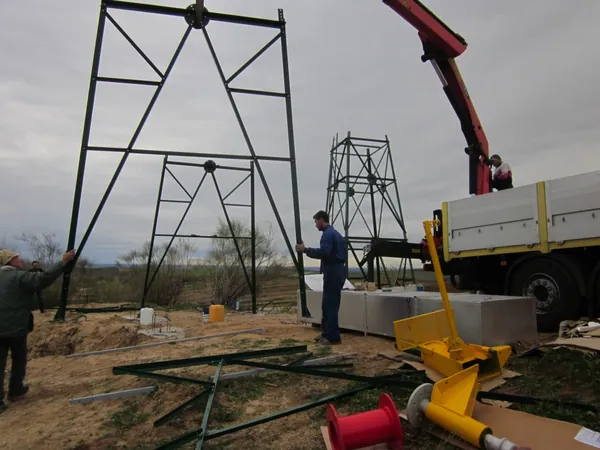 PE Windwasserpumpe Kran-Montage: Das zweite Element wird gesetzt