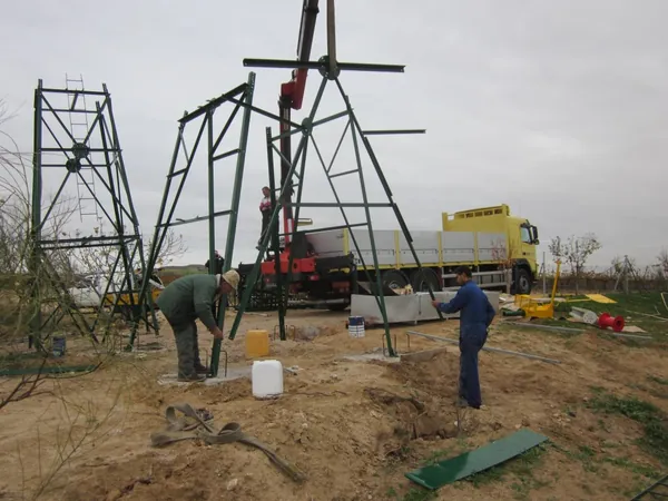 PE Windwasserpumpe Kran-Montage: Die Elemente werden verbunden