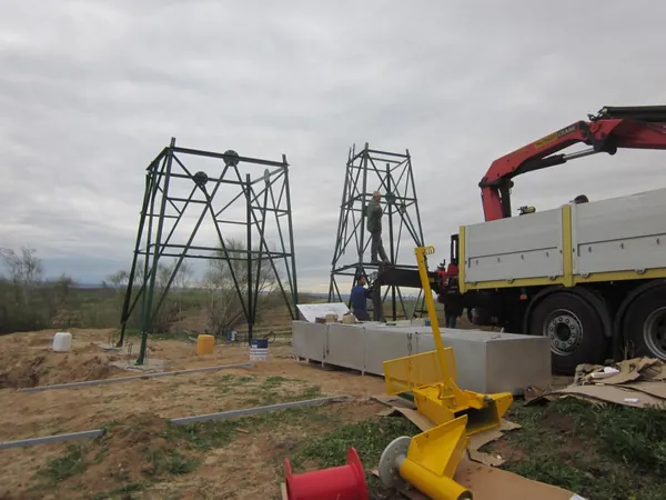 PE Windwasserpumpe Kran-Montage: Das erste Element ist fertig befestigt