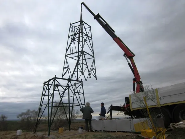 PE Windwasserpumpe Kran-Montage: Das zweite Element wird auf den Mast gesetzt