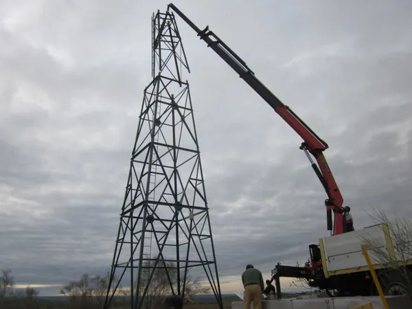 PE Windwasserpumpe Kran-Montage: Das dritte Element wird montiert