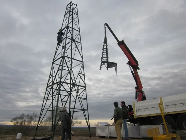 PE Windwasserpumpe Kran-Montage: Viertes Element: die Turmspitze mit Plattform