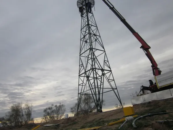 PE Windwasserpumpe Kran-Montage: Die Plattform wird montiert