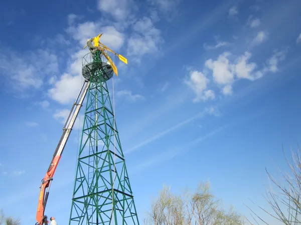 PE Windwasserpumpe Kran-Montage: Das Windleitwerk wird montiert