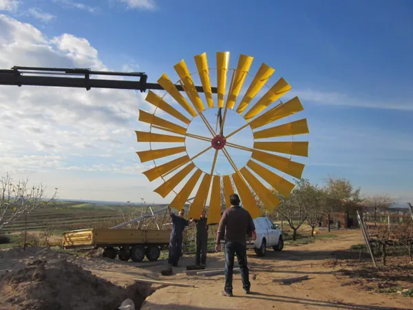 PE Windwasserpumpe Kran-Montage: Sicher am Kranhaken