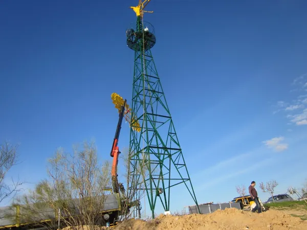 PE Windwasserpumpe Kran-Montage: Montage bei bestem Wetter