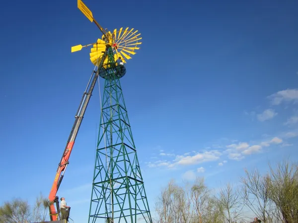 PE Windwasserpumpe Kran-Montage: Das Windrad ist oben und wird montiert
