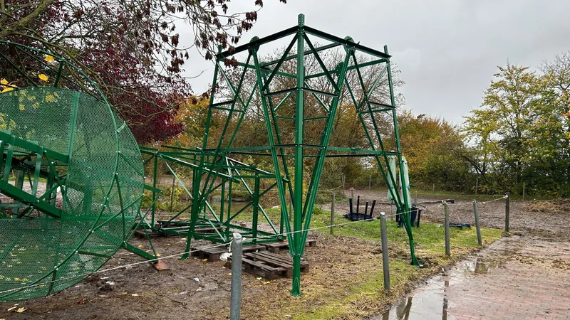 PE Windwasserpumpe Modell W 5015 Vormontage des Gittermastes
