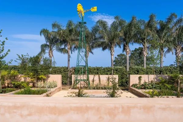 PE Windwasserpumpe W 1812 zwischen Palmen im botanischen Park Radicepura auf Sizilien
