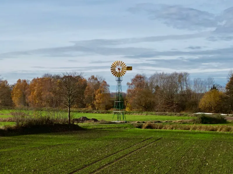 PE Windwasserpumpe in weiter Feldlandschaft