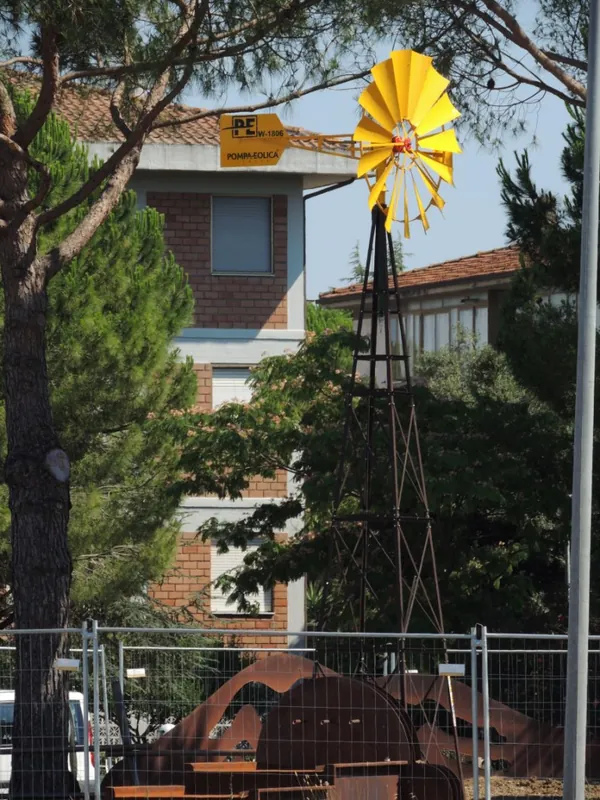 PE Windwasserpumpe W 1806 als Kunstprojekt in einem Kreisverkehr