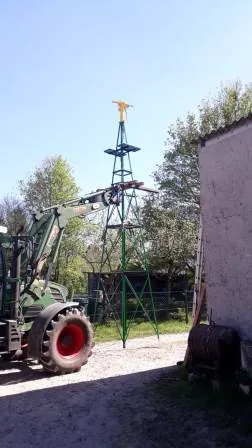 Aufbau des Gittermast. PE Windwasserpumpe W 1806