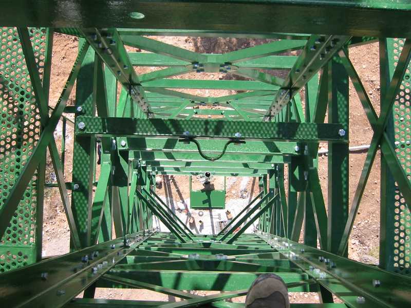 Grüner Gittermast einer Windwasserpumpe