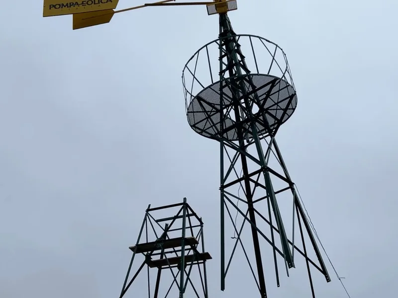 Große runde Plattform mit Geländer an der Spitze des grünen Gittermastes