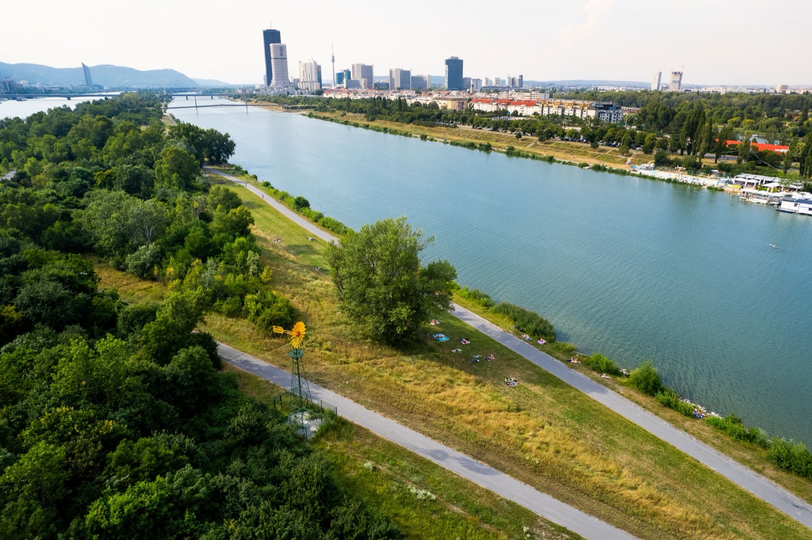Luftaufnahme der Windwasserpumpe auf der Wiener Donauinsel